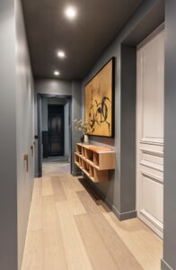 Couloir rénové, parquet et éclairage intégré