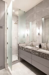 Salle de bains, douche et vasques en marbre