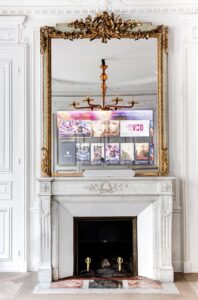Cheminée et miroir doré restaurés